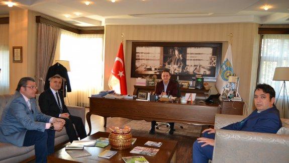 İlçe Milli Eğitim Müdürümüz Ahmet AY, Belediye Başkanı Özcan Işıkları Ziyaret Etti.