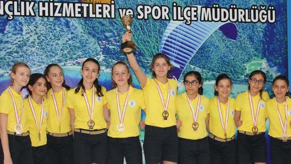 Çağrıbey Ortaokulu Minik Kızlar Voleybol Takımı Türkiye 3.sü Oldu