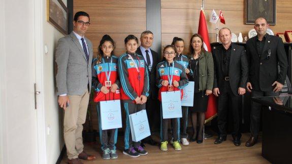 Minik Yıldız Türkiye Karate Şampiyonasında Dereceye Giren Öğrenciler İlçe Milli Eğitim Müdürümüz Sayın Ahmet Ayı Ziyaret Etti