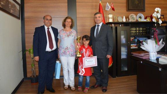  İlçe Milli Eğitim Müdürü Ahmet AY, Satranç Şampiyonunu Konuk Etti