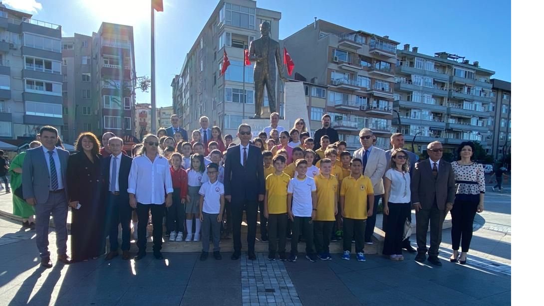 İlçe Milli Eğitim Müdürümüz Sayın Zekeriya Artar, 2023- 2024 Eğitim Öğretim yılı İlköğretim Haftası münasebetiyle düzenlenen törenle Atatürk Anıtı'na çelenk sundular.