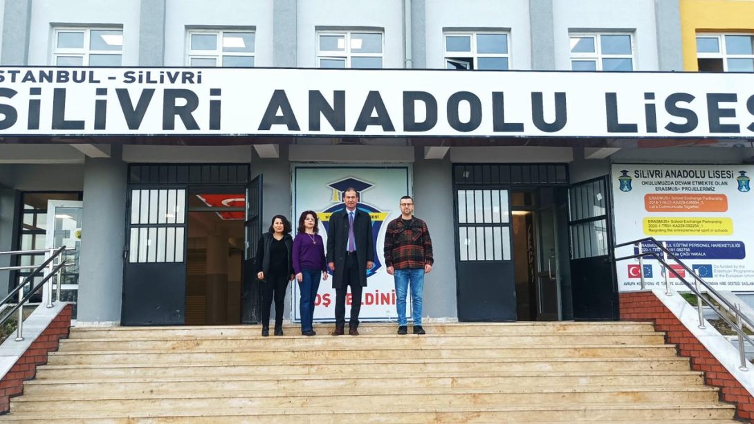 İlçe Milli Eğitim Müdürümüz Zekeriya Artar, Silivri Anadolu Lisesi'ni ziyaret ederek, haftanın  ilk ders zilini çaldı.