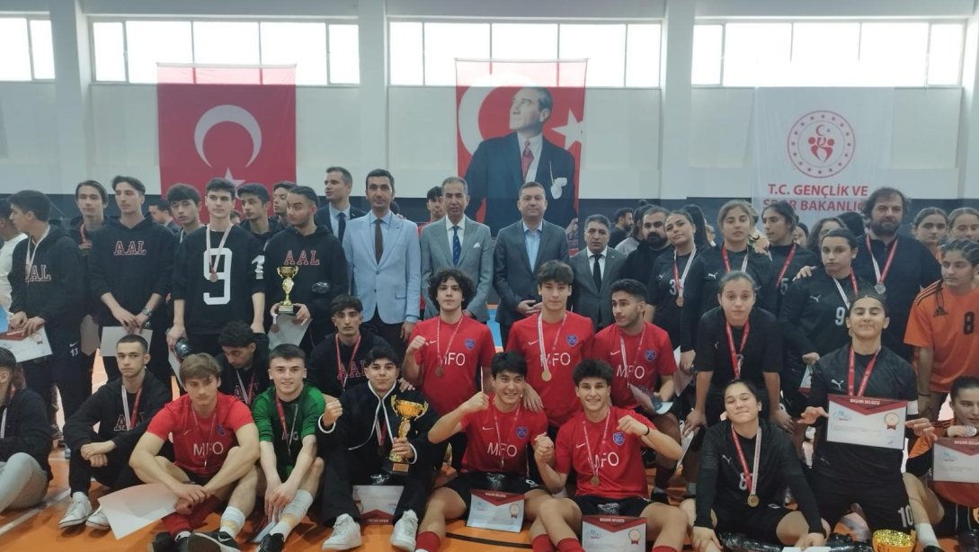 İl Futsal Müsabakaları finalleri ve  ödül töreni Kaymakamımız Sayın Tolga TOGAN'ın teşrifleri , İlçe Milli Eğitim Müdürümüz Zekeriya ARTAR 'ın katılımı ile gerçekleşti .