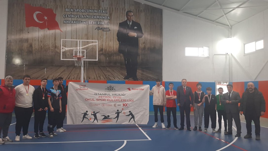 Okul Spor Kulüpleri Bilek Güreşi Müsabakalarında dereceye giren sporculara madalyaları Şube müdürümüz Ümit Yılmaz ve Gençlik ve Spor Ilçe Müdürümüz Murat Kartal tarafından takdim edildi.
