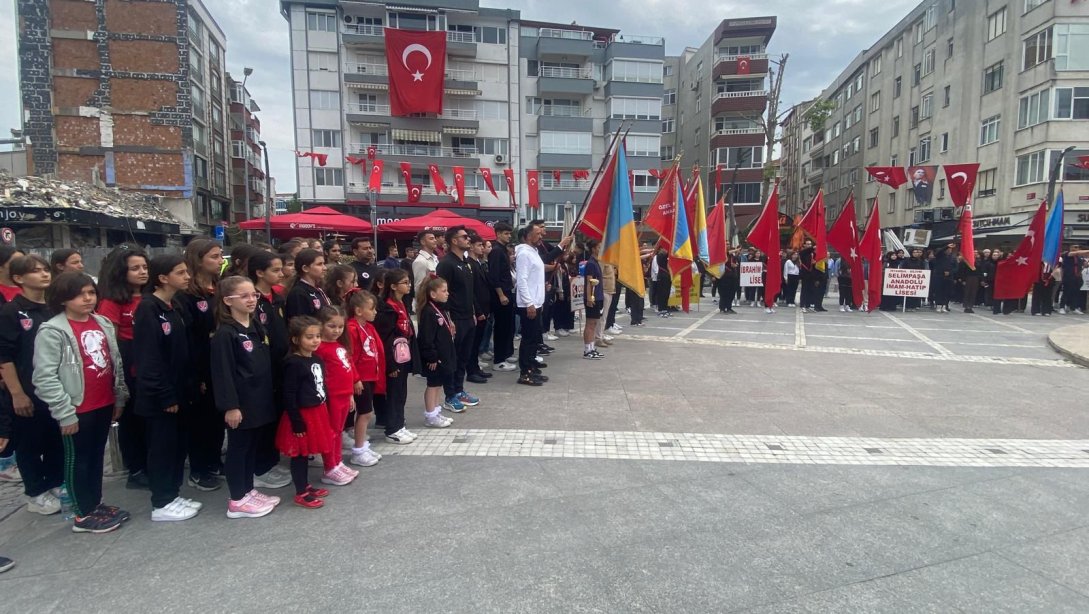 İlçe Milli Eğitim Müdürümüz  Zekeriya ARTAR ve İlçe Protokolü'nün katılımıyla 19  Mayıs Atatürk'ü Anma Gençlik Ve Spor Bayramı 105.Yıl Dönümü münasebetiyle Atatürk Meydanı önünde Çelenk Sunma Töreni gerçekleştirildi.