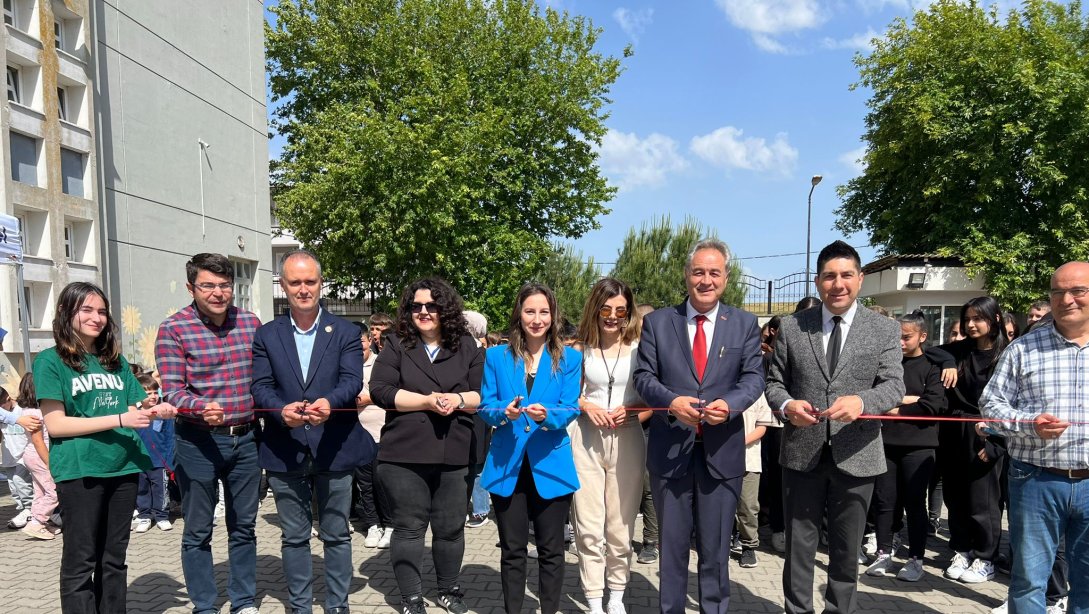 Şube Müdürlerimiz Ümit YILMAZ ve Hüseyin ÇAĞILCI Değirmenköy Atatürk Ortaokulu tarafından düzenlenen Tübitak 4006 Bilim Fuarı açılışına katılım sağlayarak proje standlarını gezdiler,öğrencilerin proje sunumlarını dinlediler ve betkinlikler yaptılar.