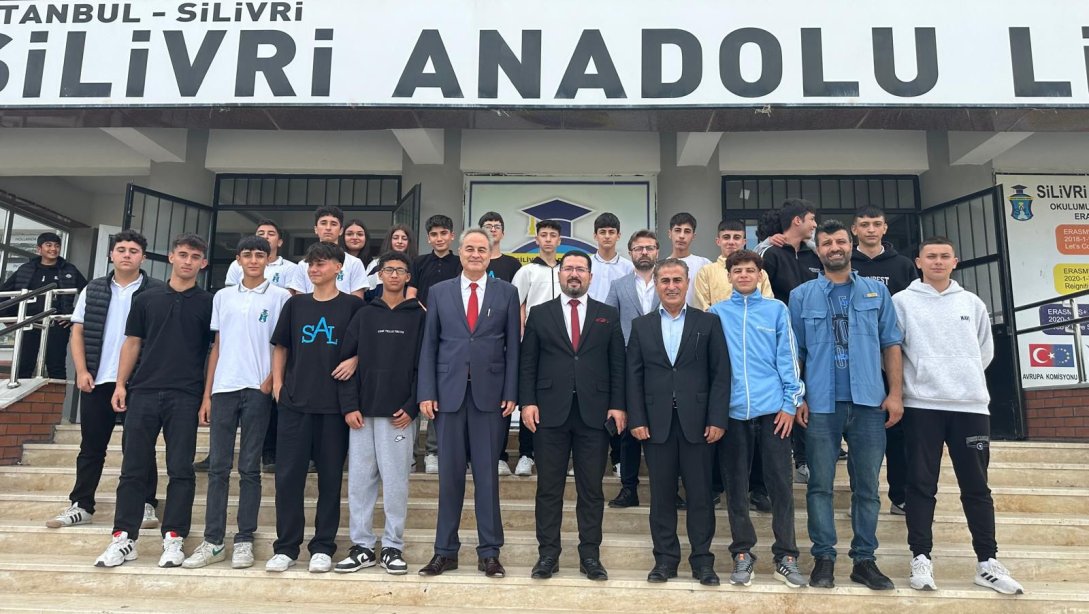 İlçe Milli Eğitim Müdürümüz İbrahim Hakkı DAMAT , Silivri Anadolu Lisesi'ni ziyaret ederek yeni eğitim öğretim yılında öğrencilerimize, öğretmenlerimize ve idarecilerimize başarılar diledi.